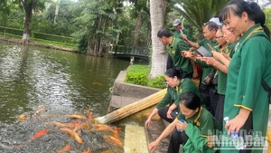 [Vídeo] Visitas multitudinarias de personas para rendir homenaje a Ho Chi Minh en su lugar conmemorativo 