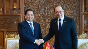 El primer ministro de Vietnam, Pham Minh Chinh (izquierda), y su homólogo malasio, Anwar Ibrahim. (Foto: VNA)