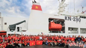 Reporteros y periodistas vietnamitas visitan el distrito insular de Truong Sa