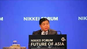 El viceprimer ministro de Vietnam, Nguyen Chi Dung, habla en la 30ª edición del Foro Nikkei "El Futuro de Asia". (Foto: VNA)