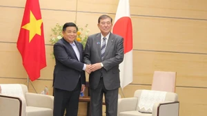 El viceprimer ministro vietnamita Nguyen Chi Dung se reunió con el primer ministro de Japón, Ishiba Shigeru. (Foto: VNA)