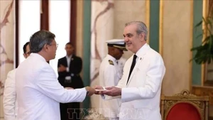 El embajador vietnamita Le Quang Long entrega las cartas credenciales al presidente de República Dominicana, Luis Rodolfo Abinader Corona. (Foto: VNA)