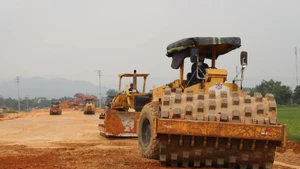 El contratista Cienco 8 acelera la construcción de la carretera que conecta la ruta interregional con el parque industrial de Cam Khe. (Foto: baophutho.vn)