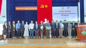 Los dirigentes del Servicio de Educación y Formación de la provincia de Vinh Long posan para una foto con los representantes de las dos universidades.