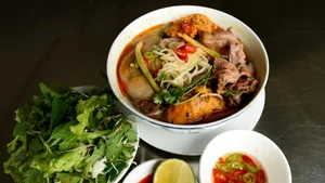Bun bo Hue, un preparado famoso de la antigua capital imperial de Hue, se encuentra entre los 100 platos con mayor valor culinario asiático, reconocidos por la Asian Record Organization. (Foto: VNA)