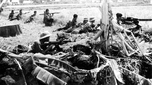 Foto ilustrativa: El 5º Cuerpo del Ejercito bloquea al enemigo en la Carretera Nacional 4 Ben Luc - Long An, abriendo el camino para que nuestras tropas ejército entraran y liberaran Saigón, el 29 de abril de 1975. (Foto: VNA)