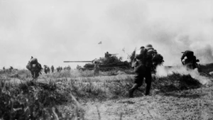 Las fuerzas de tanques e infantería de 320º Cuerpo de Ejército ocupan la base de Dong Du (Cu Chi) en la mañana del 29 de abril de 1975, abriendo la puerta de acero del noroeste de Saigón para que nuestras tropas penetraran profundamente en el aeropuerto de Tan Son Nhat y el Estado Mayor del gobierno títere en Saigón. (Foto: VNA)