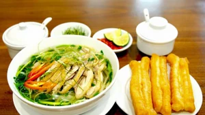 TasteAtlas recomienda a los visitantes que prueben el Pho cuando visiten Hanói. (Foto: anninhthudo.vn)