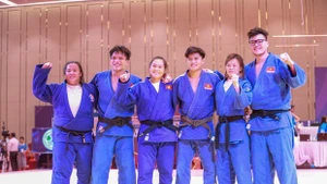 Los judocas vietnamitas ganan la medalla de oro en el evento de equipo mixto. (Foto: VNA)
