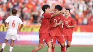 Jugadores vietnamita celebran su gol. (Foto: VNA)