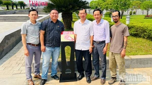 Instalación de una placa con chip NFC en el Complejos de Monumentos dedicados a las Heroicas Madres Vietnamitas.