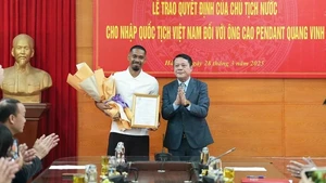 El futbolista Cao Pendant Quang Vinh (izquierda) se ha convertido oficialmente en ciudadano vietnamita. (Foto: VNA)