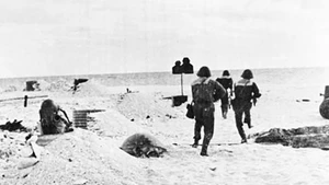 Fuerzas especiales navales del 126 Regimiento realizan un ataque para liberar la isla de Son Ca, en el archipiélago de Truong Sa, el 25 de abril de 1975. (Foto: VNA)
