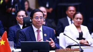 El primer ministro vietnamita, Pham Minh Chinh, interviene en la sesión plenaria de la 46ª Cumbre de la Asean en Kuala Lumpur, Malasia. (Foto: VNA) 
