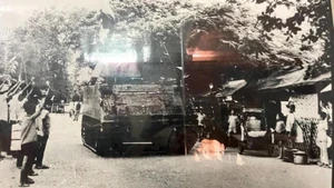 Nuestro ejército y el pueblo de Binh Thuan salen a la calle para celebrar la victoria. (Foto: VNA)