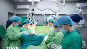 Los médicos guardaron un minuto de silencio en honor al donante de órganos. (Foto: VNA) 