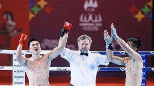 El boxeador vietnamita, Nguyen Hoang (pantalones rojos) derrotó a su oponente filipino para ganar el medalla de oro en la categoría de peso masculino de 67 kilógramos, de Kickboxing (Fuente: VNA)