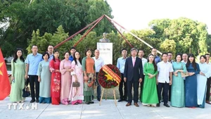 Representantes de la comunidad de vietnamitas en Cuba rinde homenaje al Presidente Ho Chi Minh (Foto: VNA) 