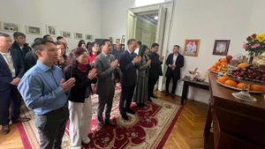 El embajador Do Duc Thanh (cuarto, a la izquierda), el personal de la embajada y representantes de asociaciones vietnamitas en Rumania ofrecen incienso en homenaje al Presidente Ho Chi Minh. (Foto: VNA)