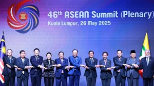 El primer ministro Pham Minh Chinh y líderes de los países de la Asean y Timor Leste participan en la sesión plenaria de la 46 Cumbre de la Asean. (Fuente: VNA)
