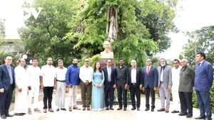 Delegados ante el Monumento al Presidente Ho Chi Minh en Colombo (Fuente: VNA)