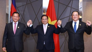 El primer ministro de Vietnam, Pham Minh Chinh, y sus homólogos de Camboya, Samdech Thipadei Hun Manet, y de Laos, Sonexay Siphandone, en Kuala Lumpur, Malasia. (Fuente: VNA)