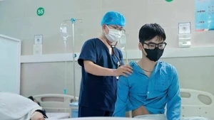Médico examina a paciente de la pandemia del Covid-19. (Foto: VNA)