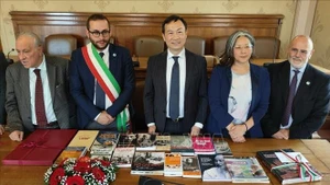 El embajador de Vietnam en Italia, Duong Hai Hung (centro), presenta una colección de libros sobre el Presidente Ho Chi Minh a la Asociación A.P.S. INTRA en Marsciano. (Foto: VNA) 