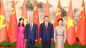 El secretario general del Partido Comunista y presidente de China, Xi Jinping, y su esposa, reciben al secretario general del Partido Comunista y presidente de Vietnam, To Lam, y su esposa, con motivo de la visita de Estado a China del máximo líder vietnamita, el 19 de agosto de 2024. (Foto: VNA)