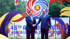 El primer ministro de Malasia, Anwar Ibrahim, recibe a su homólogo vietnamita, Pham Minh Chinh. (Foto: VNA)