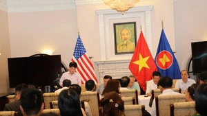 El ministro de Industria y Comercio Nguyen Hong Dien, jefe de la delegación negociadora del Gobierno, preside una reunión con representantes de los miembros de la delegación negociadora y los departamentos pertinentes antes y después del primer día de trabajo. (Foto: moit.gov.vn) 