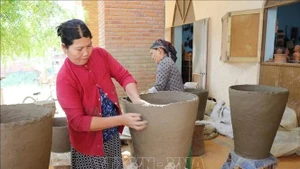 Producción de la cerámica Cham en la provincia vietnamita de Ninh Thuan. (Fotografía: VNA)