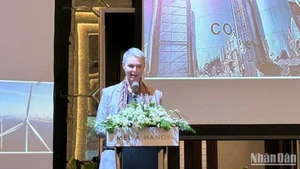 La embajadora de Noruega en Vietnam, Hilde Solbakken, interviene en el coloquio. (Fotografía: Nhan Dan)