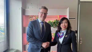 La viceministra vietnamita de Relaciones Exteriores Le Thi Thu Hang y el secretario de Estado de Asuntos Exteriores de Estonia, Martin Roger. (Fotografía: Ministerio de Relaciones Exteriores de Vietnam)