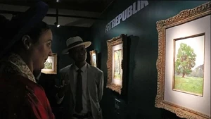 La audiencia contempla las pinturas en la exposición. (Fotografía: VNA)