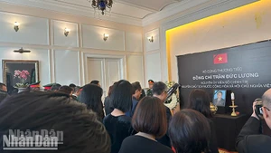 En el acto de homenaje al expresidente Tran Duc Luong en Rusia. (Fotografía: Nhan Dan)