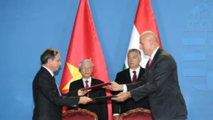El secretario general del Partido Comunista de Vietnam, Nguyen Phu Trong, y el primer ministro húngaro, Viktor Orbán, presencian la ceremonia de firma del Memorando de Entendimiento entre la Asociación de la Industria del Agua de Hungría y el Comité Popular de la provincia de Thanh Hoa sobre el Proyecto de Suministro de Agua Limpia en la provincia de Thanh Hoa (10 de septiembre de 2018). (Fotografía: VNA)