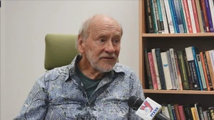 El profesor Hal Hill, de la Escuela de Políticas Públicas Crawford de la Universidad Nacional de Australia, en la entrevista. (Fotografía: VNA)