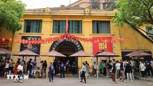 La reliquia de Prisión de Hoa Lo es un lugar para educar sobre el patriotismo y las tradiciones revolucionarias a todas las clases sociales, especialmente a los jóvenes. (Fotografía: VNA)