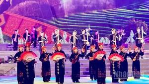 La presentación del canto Then del distrito de Binh Lieu en el carnaval contribuye a publicitar ese patrimonio cultural atesorado por la etnia local Tay. (Fotografía: Nhan Dan)