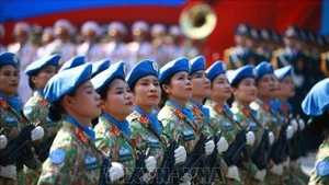 Mujeres oficiales de mantenimiento de la paz participan en el desfile conmemorativo por el 50 aniversario de la Liberación del Sur y la Reunificación nacional de Vietnam. (Fotografía: VNA)