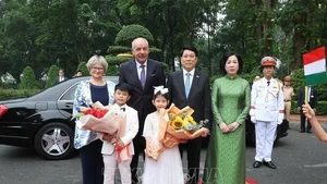 El presidente de Vietnam, Luong Cuong, y su esposa reciben al presidente de Hungría, Sulyok Tamás, y su cónyuge. (Fotografía: VNA)