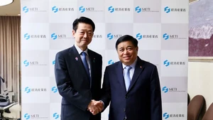 El vice primer ministro vietnamita Nguyen Chi Dung (derecha) se reúne con el ministro de Economía, Comercio e Industria de Japón, Muto Yoji. (Fotografía: VNA)