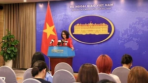 La portavoz del Ministerio de Relaciones Exteriores de Vietnam, Pham Thu Hang, preside la cita. (Fotografía: VNA)