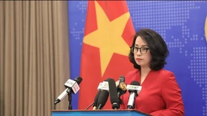 La portavoz del Ministerio de Relaciones Exteriores de Vietnam, Pham Thu Hang, responde a las preguntas de la prensa. (Fotografía: VNA)