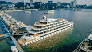 Numerosas empresas invierten en cruceros de lujo para atender a los turistas que visitan la bahía de Ha Long. (Fotografía: vdstravel.com)