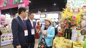 El embajador de Vietnam en Tailandia, Pham Viet Hung, visita el stand de una empresa vietnamita en la feria Thaifex-Anuga Asia 2025. (Fotografía: VNA)