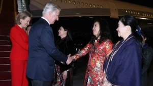 Delegados de Vietnam dan la bienvenida al rey Felipe y a la reina Matilde de Bélgica en el Aeropuerto Internacional de Noi Bai. (Fotografía: VNA)