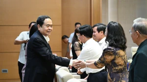 El presidente de la Asamblea Nacional de Vietnam, Tran Thanh Man, se reúne con diputados de Hau Giang. (Fotografía: daibieunhandan.vn)