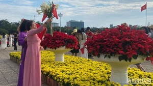 Visitantes a la plaza de Ba Dinh, en Hanói. (Fotografía: Nhan Dan)